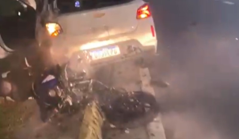 Casal é arremessado após colisão envolvendo moto e carro na Zona Centro Sul de Manaus