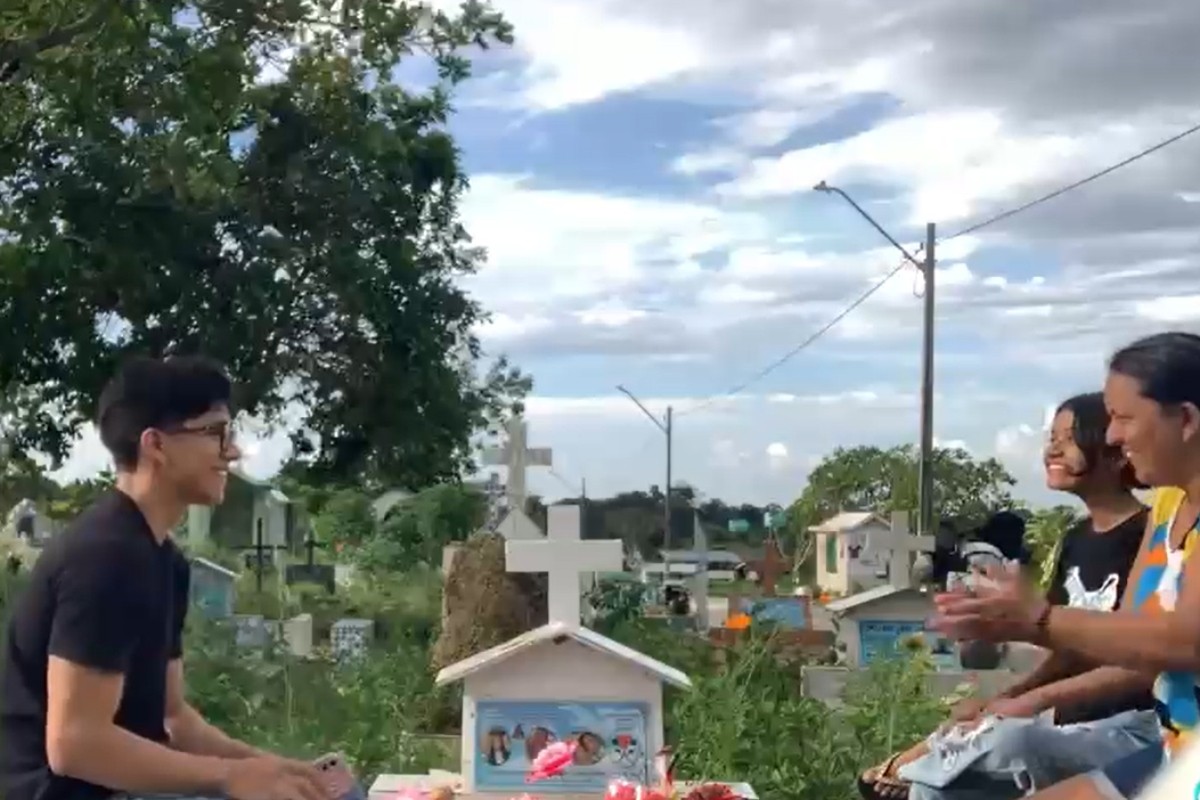 Jovem descobre aprovação em exame da OAB no túmulo da mãe e da avó em Manaus: 'foi pra elas'