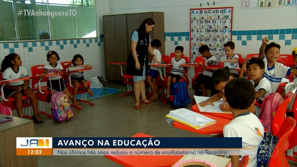 Professora Flaviane Silveira em classe do ensino fundamental — Foto: TV Anhanguera/ Reprodução
