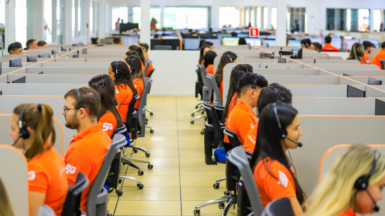 Empresa de telecomunicação realiza processo seletivo para 120 vagas de emprego em Fortaleza