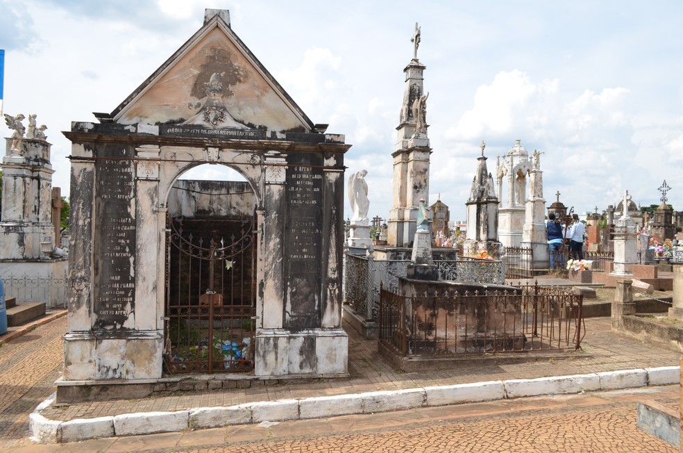 Cemitério mais antigo de São Carlos reúne 30 mil sepulturas que representam a história da cidade | G1