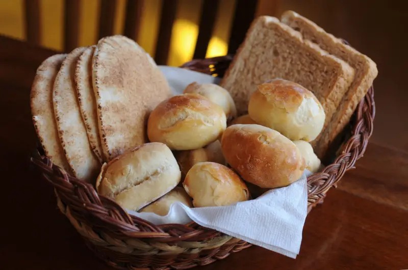 Qual tipo de pão é o mais saudável e o que você deve levar em conta na hora de comprá-lo?