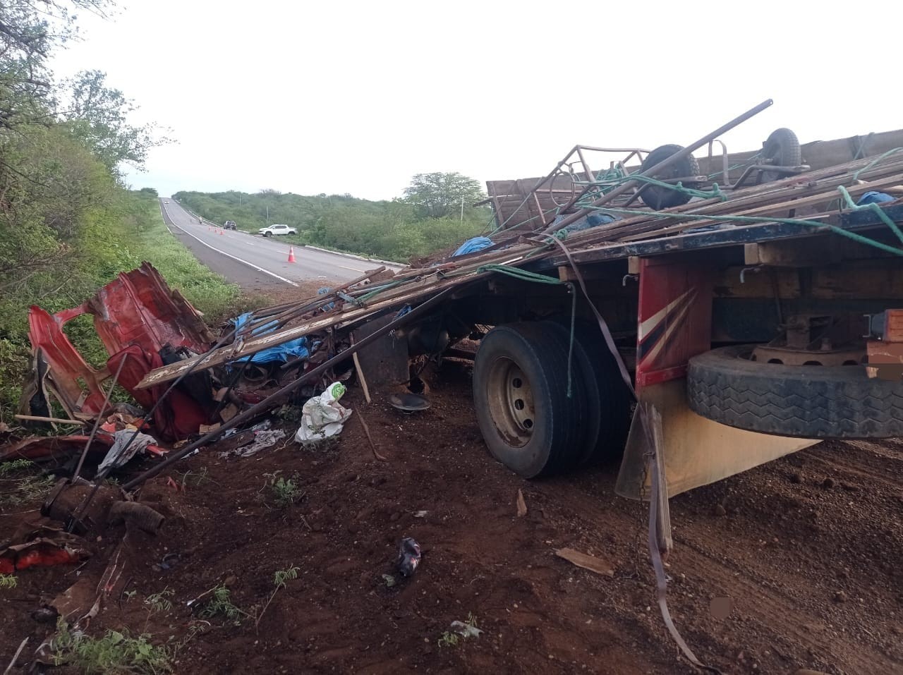 Dois motoristas morrem após batida entre caminhão e caminhão-pipa na BR 407, em Petrolina