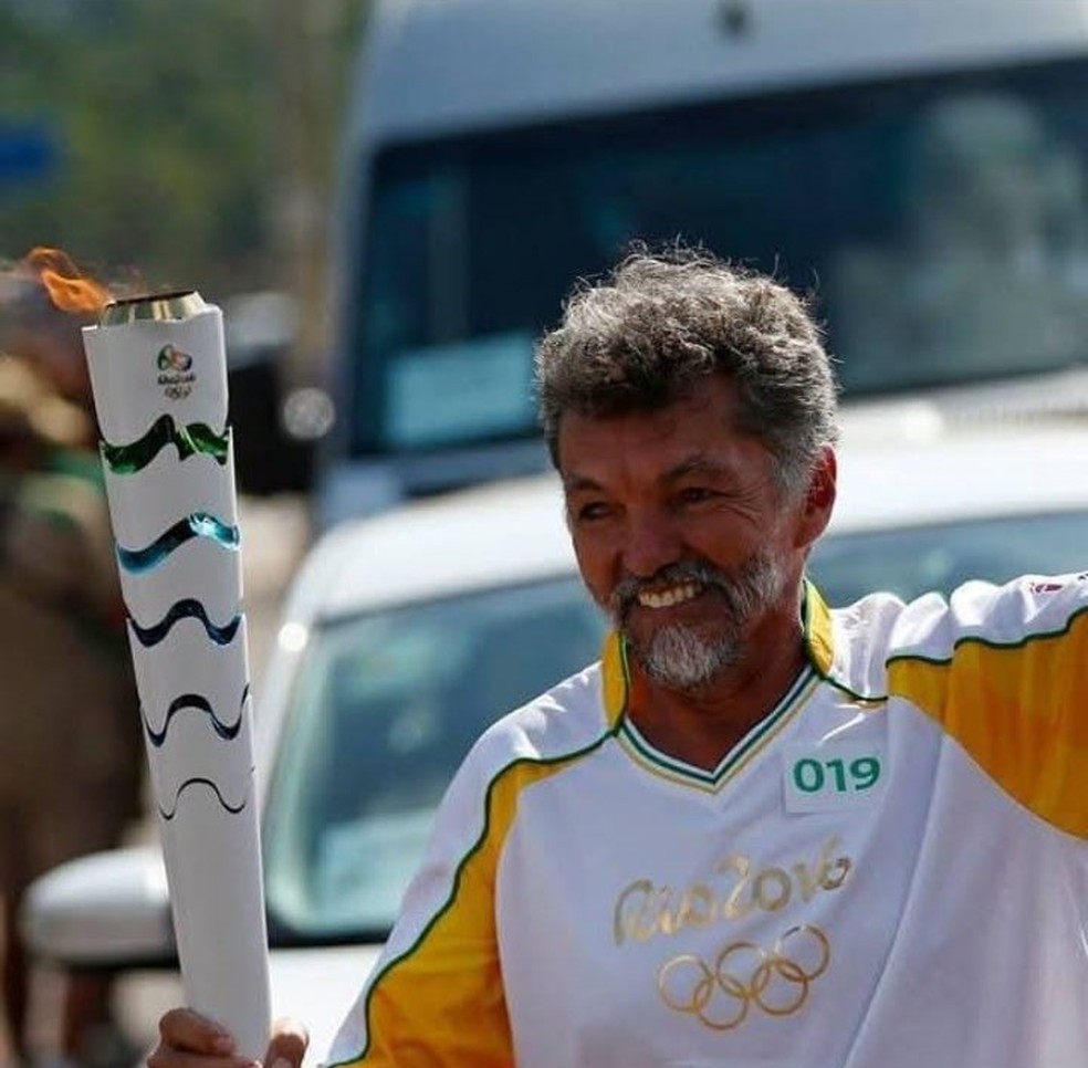 Gil Trottamondos foi uma das pessoas que carregaram a tocha olímpica de 2016 durante a passagem do símbolo pela capital acreana — Foto: Ar