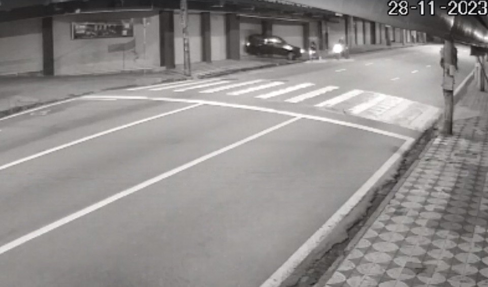 VÍDEO: grupo usa carro para arrombar porta de loja e foge com produtos eletrônicos em Sorocaba