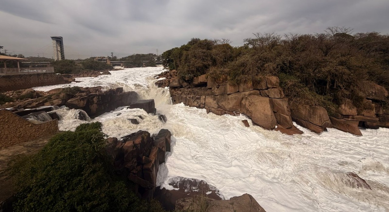 Rio Tietê continua com espuma tóxica após três dias no interior de SP; veja fotos