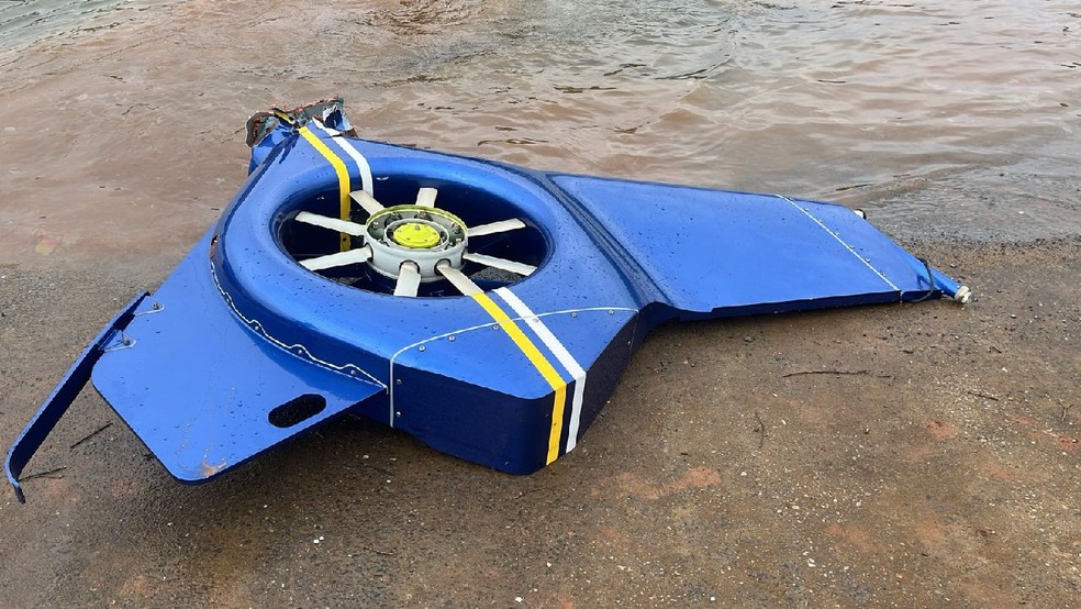 Rotor de cauda de helicóptero que caiu em Capitólio — Foto: Corpo de Bombeiros/Divulgação