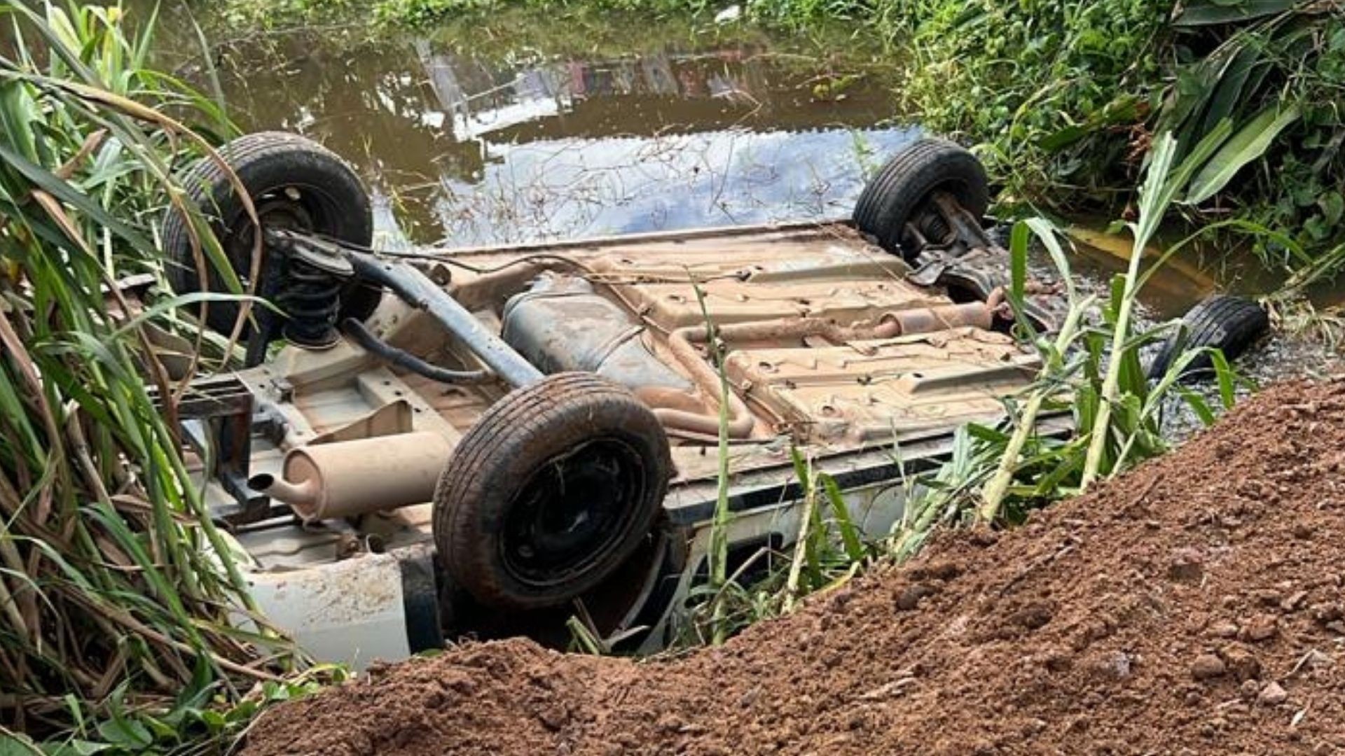 VÍDEO: criminosos roubam carro, capotam e assaltam motociclista para fugir em Linhares