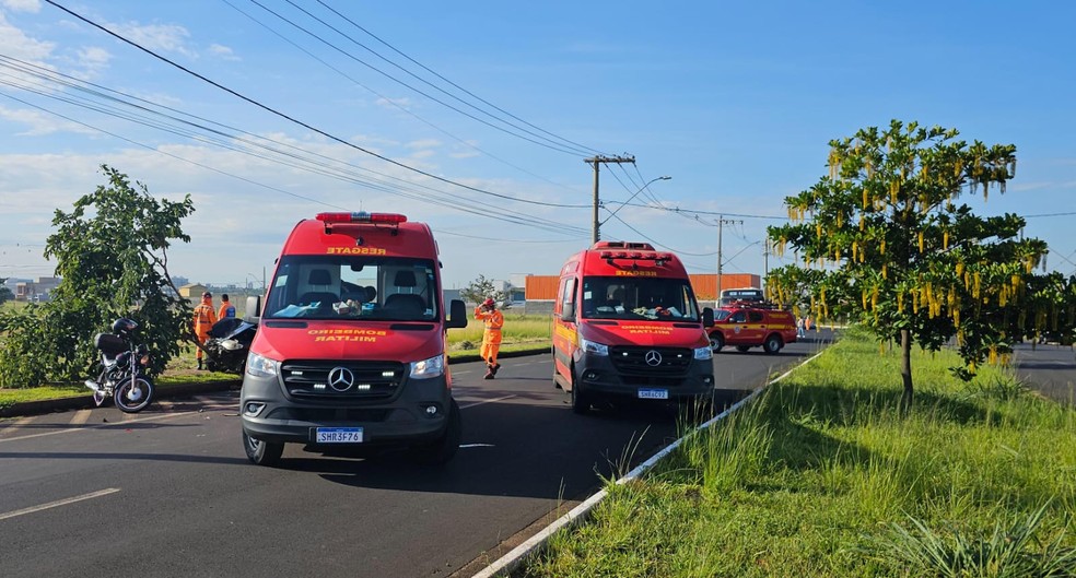 Uma das pistas da Rua Dom Estevão Cardoso de Avelar foi fechada pelos bombeiros durante o atendimento da ocorrência. — Foto: Corpo de Bombeiros/Divulgação