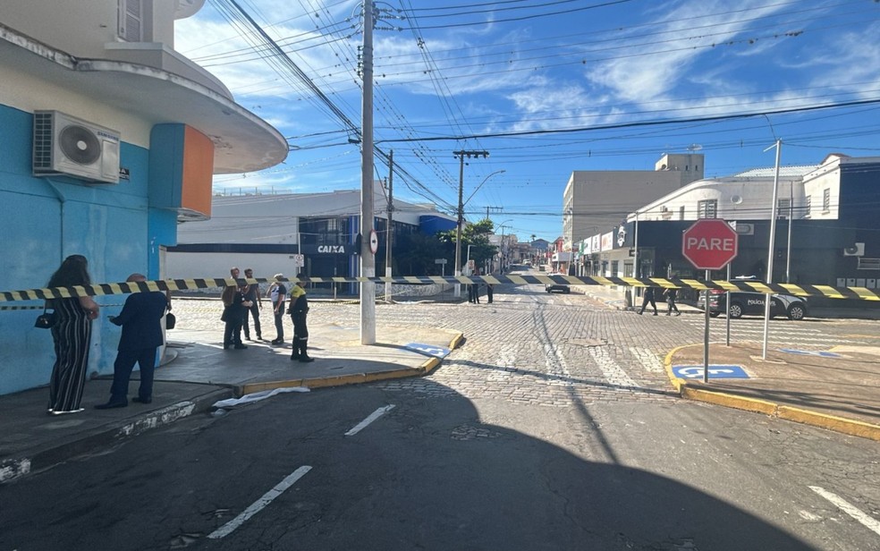 Criminosos armados atacam quartel da Polícia Militar e agência bancária em Guaxupé, MG — Foto: Guto Moreira/EPTV