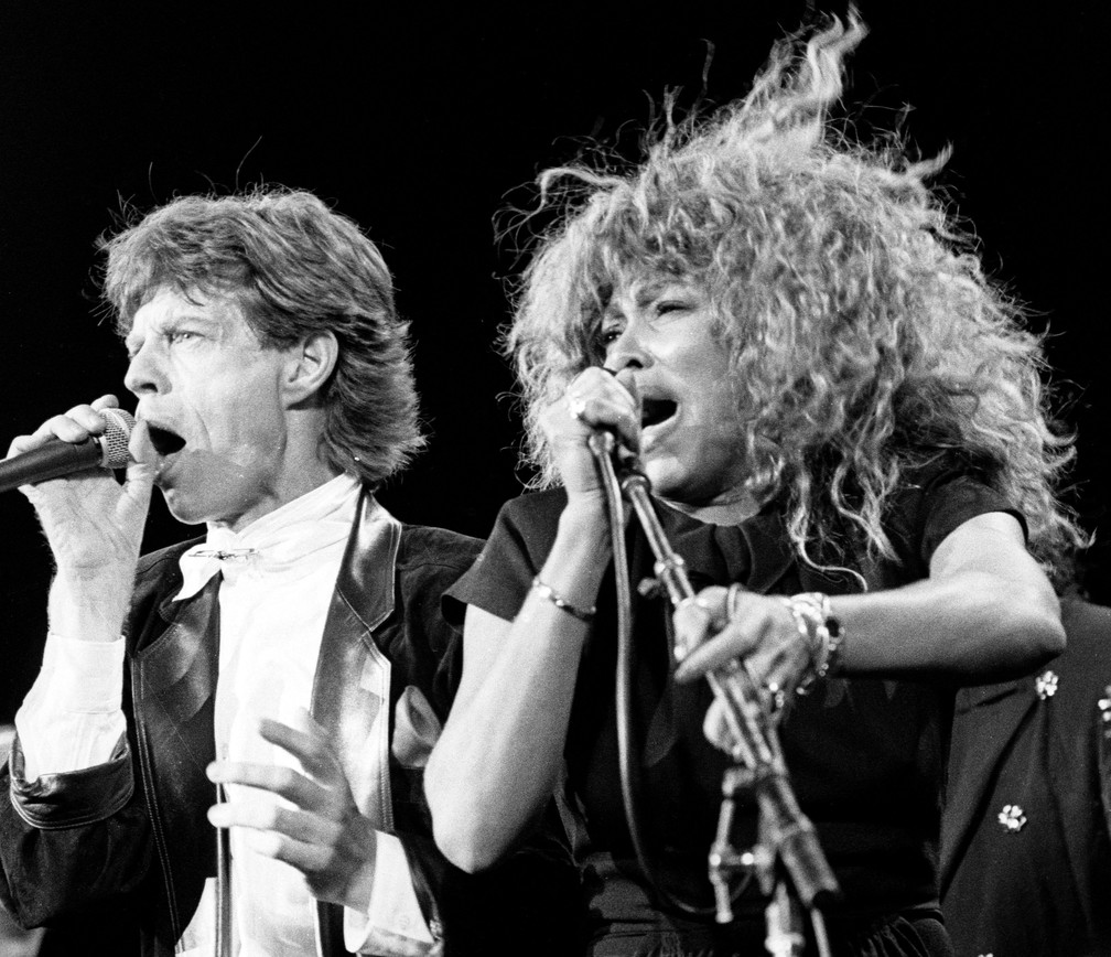Mick Jagger e Tina Turner se apresentam no Rock and Roll Hall of Fame, em Nova York, em janeiro de 1989  — Foto: REUTERS/Stringer/Arquivo