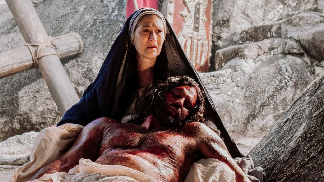 Beth Goulart vê Maria como símbolo universal da fé e da maternidade: ‘Ela é o símbolo de todas as mulheres’