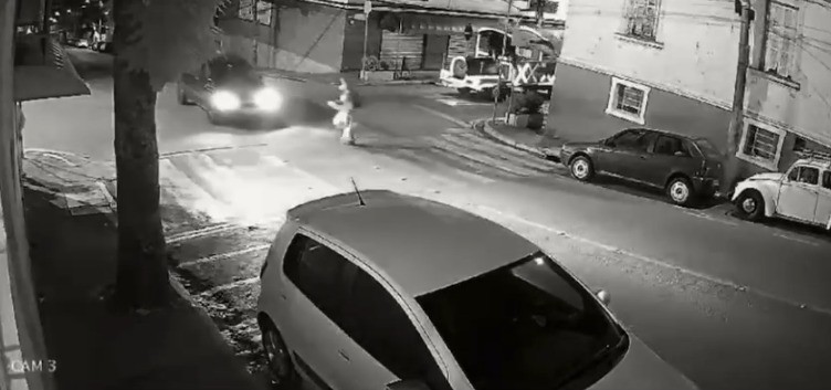 'Fofão de trenzinho' é atropelado ao atravessar rua em Jarinu; vídeo