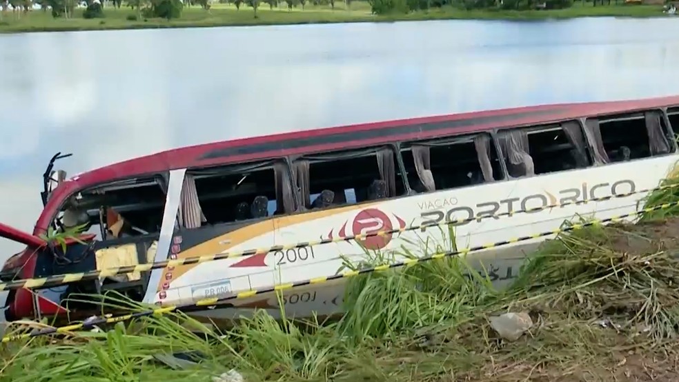 Passageiro que viajava com esposa e irm&atilde; relata impacto antes de &ocirc;nibus cair em a&ccedil;ude no MA: 'S&oacute; escutei a pancada' &mdash; Foto: Reprodu&ccedil;&atilde;o/ TV Mirante