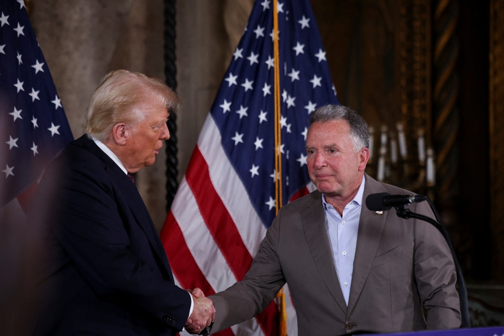 Trump recebe Steve Witkoff na Flórida, em 7 de janeiro de 2025 — Foto: REUTERS/Carlos Barria