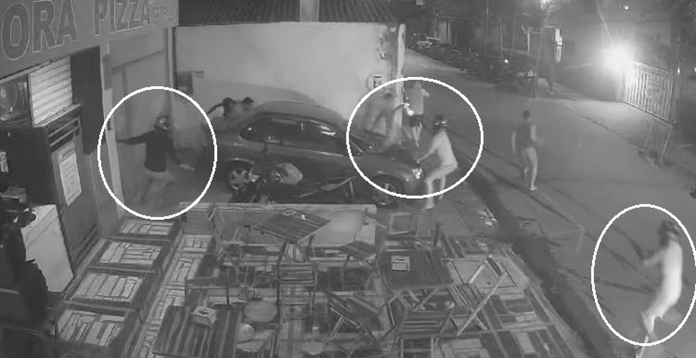 Homem foi perseguido por ao menos três homens armados antes de ser morto a tiros em frente a pizzaria em Fortaleza. — Foto: Reprodução