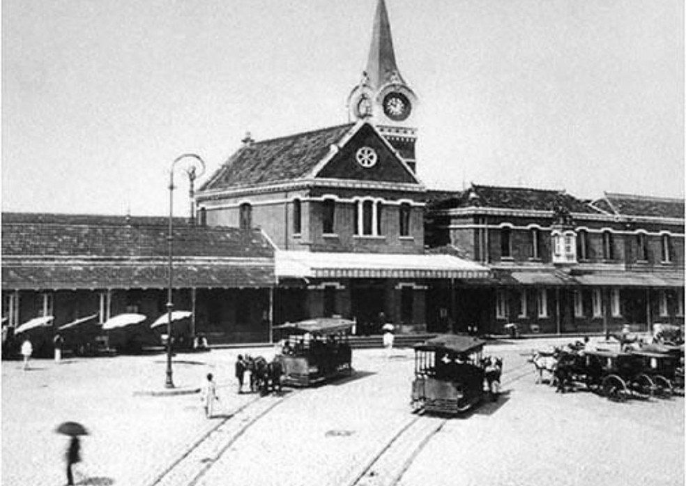 Estação ferrovivária e bondes movidos à tração animal em 1900 — Foto: Allen Morrison