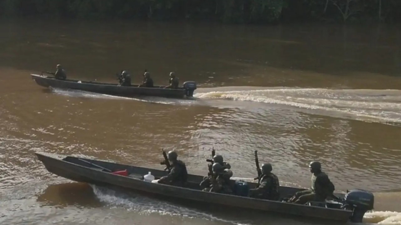 Oito indígenas são resgatados de naufrágio pelo Exército no Amazonas
