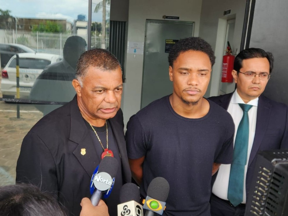 Alex Pires Júnior, no centro, se entregou à polícia na tarde desta terça-feira (17) — Foto: Gustavo Almeida/Rede Amazônica Acre