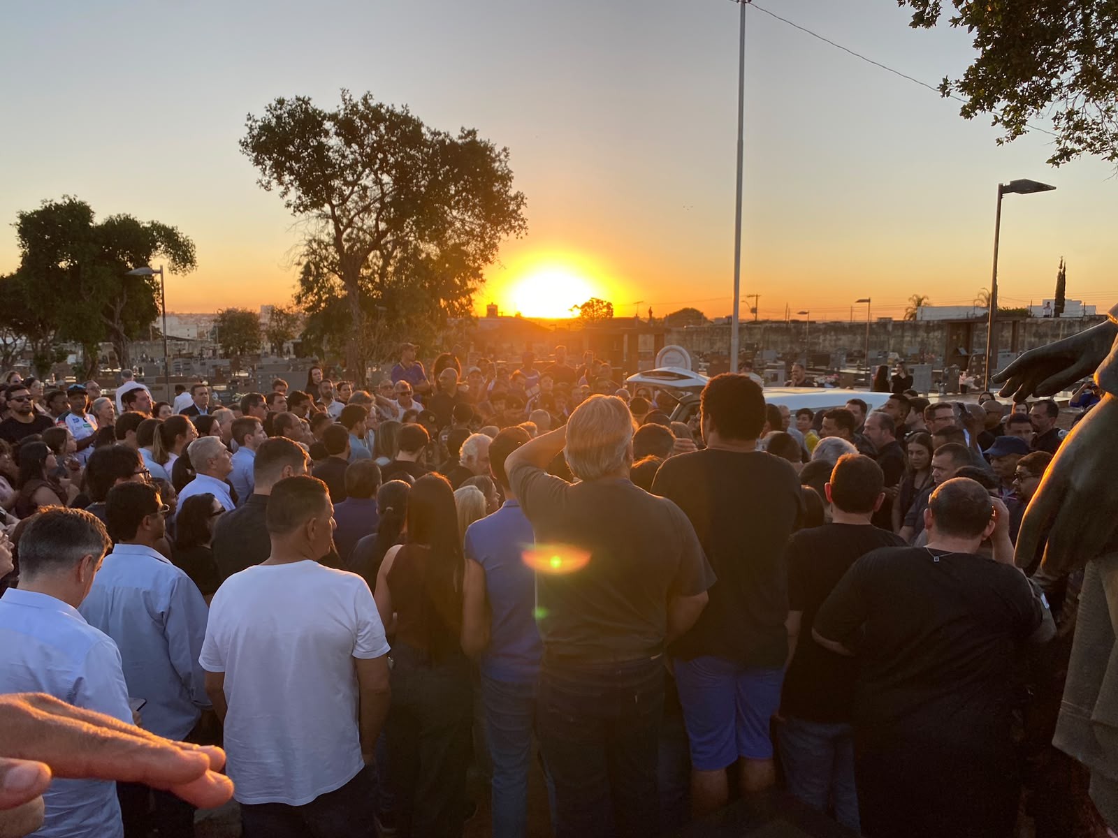 Corpo de Odelmo Leão é sepultado no cemitério São Pedro, em Uberlândia