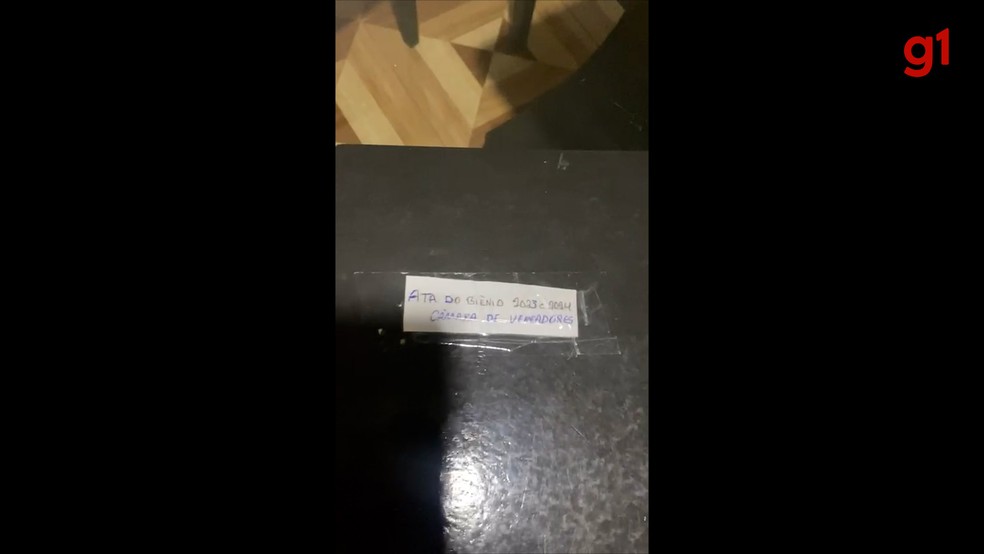 Livro de ATAs da Câmara Municipal foi encontrado dentro de fogão em Marajá do Sena (MA) — Foto: Reprodução/Redes Sociais