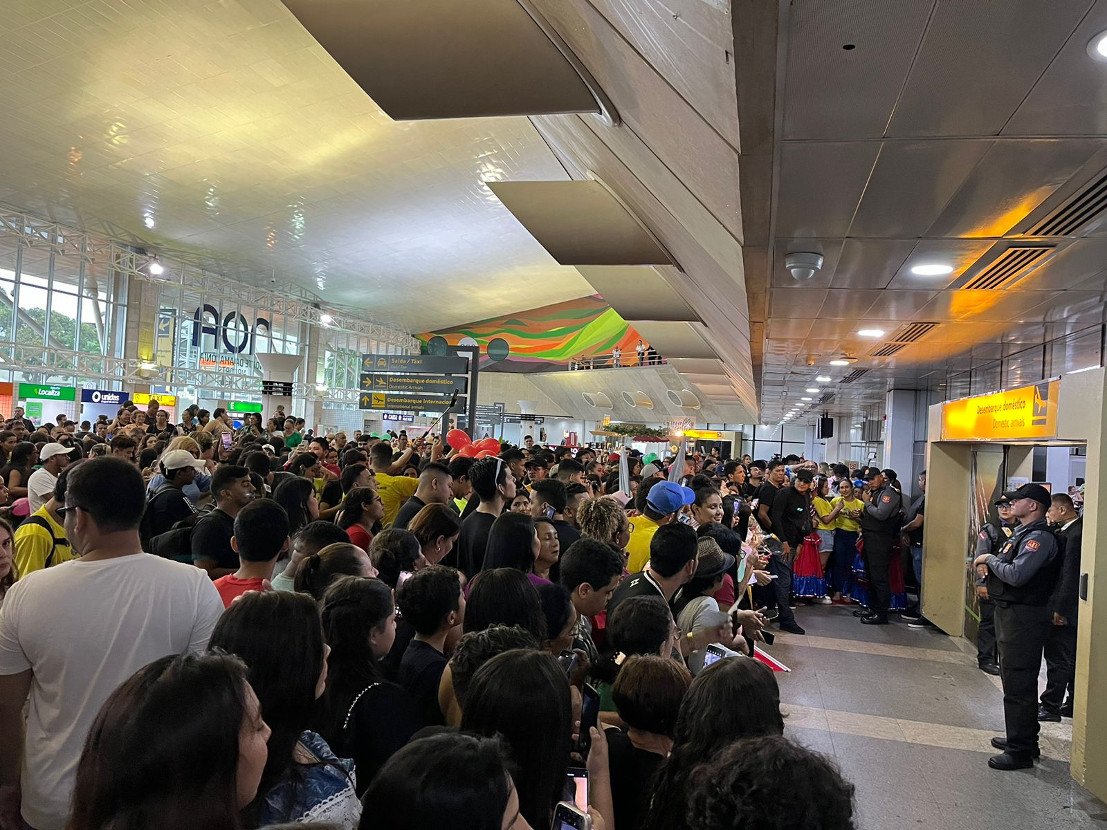 Alane Dias é recebida por multidão no aeroporto, sai em carreata e ganha festa em Belém