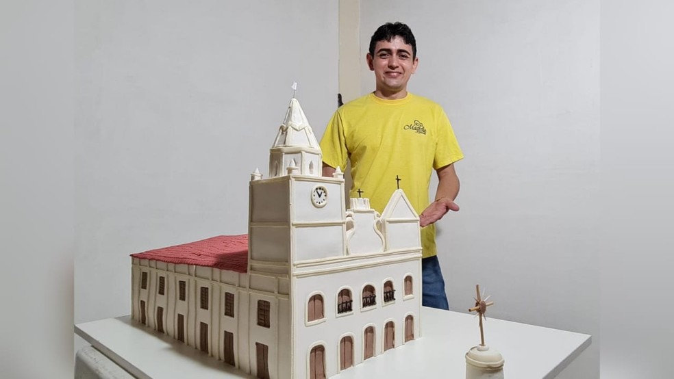 O confeiteiro Roberto Júnior doa um bolo para a Igreja Matriz de Iguatu, no Ceará, desde 2017. — Foto: Wandemberg Belém/SVM