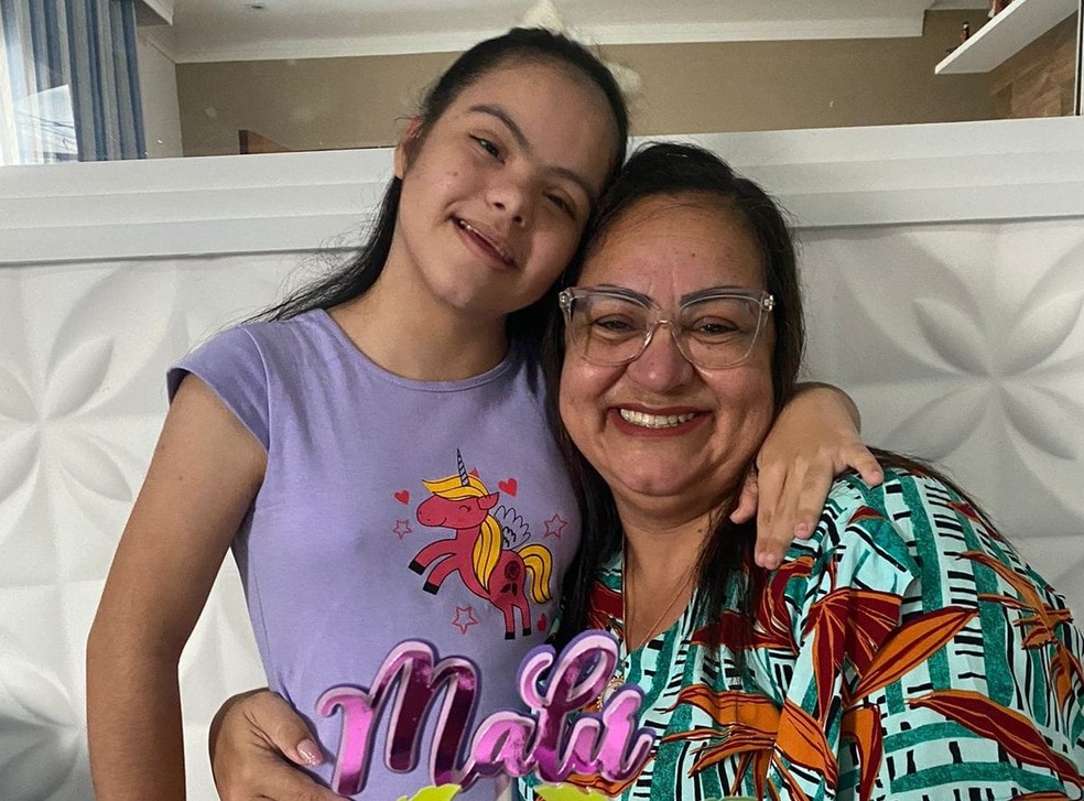Cristiane Braz, mãe de Maria Luisa, uma jovem de 15 anos com síndrome de Down, vivenciou de perto os desafios da inclusão escolar — Foto: Arquivo da família
