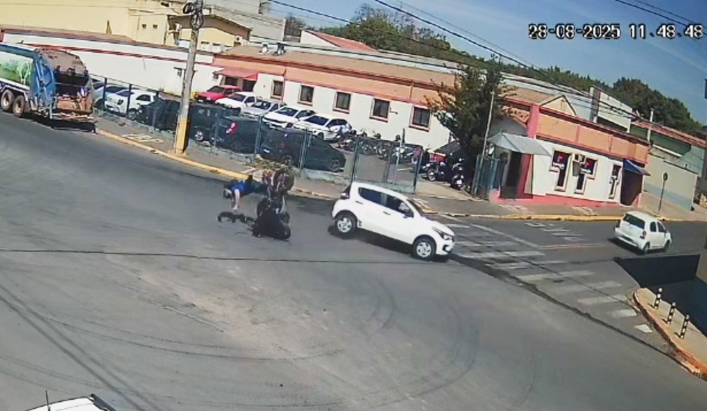 VÍDEO: câmera registra batida entre moto e carro em cruzamento de Rio das Pedras