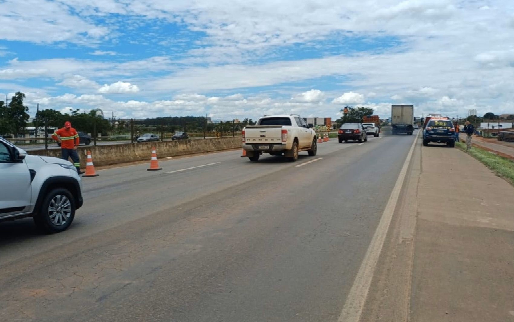 Adolescente morre em acidente entre moto e caminhão na BR-060