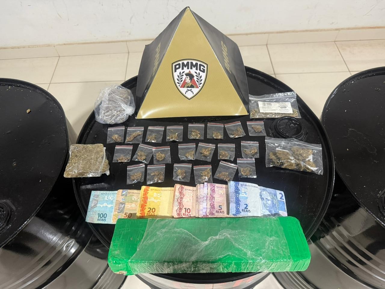 Denúncia sobre paradeiro de suspeitos de homicídio ajuda PM a apreender droga, motos e R$ 1.838 