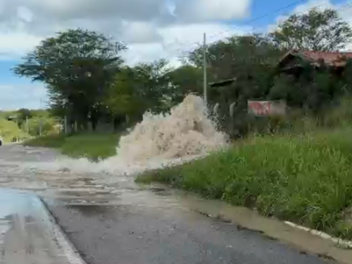 Trecho em adutora rompe, causa vazamento na BR-232 e afeta abastecimento de água em Bezerros; VÍDEO