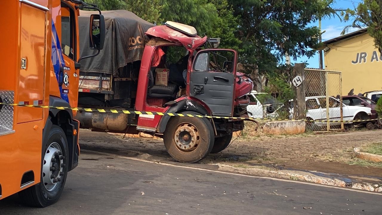 Motorista é arremessado de caminhão após ser atingido por trem em Jandaia do Sul