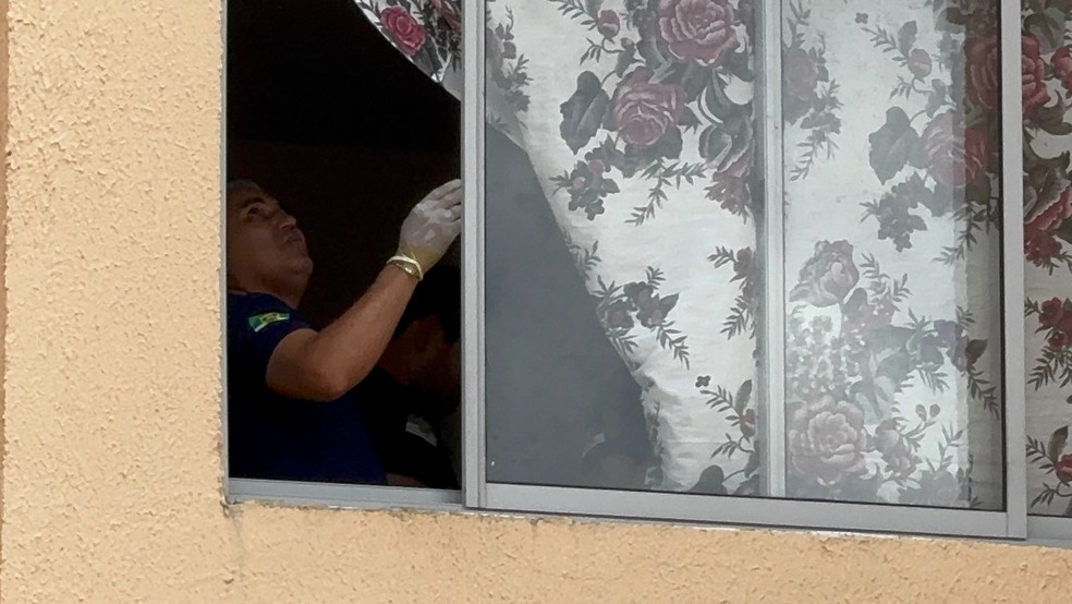 Perícia realizada dentro de apartamento onde mulher foi encontrada morta na Grande Natal — Foto: Sérgio Henrique Santos/Inter TV Cabugi