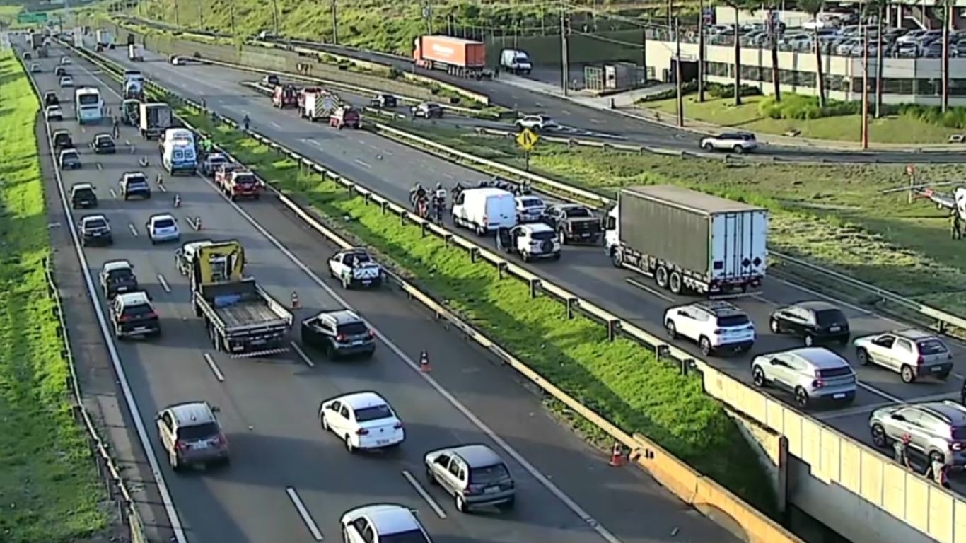 Batida entre caminhões provoca vazamento de ácido sulfúrico e interdita trecho da D. Pedro I