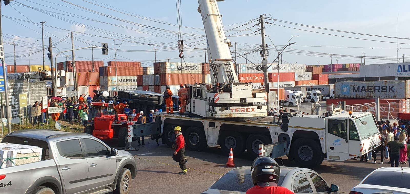 VÍDEO: Carreta com contêiner solto causa medo a motoristas circulando no Distrito Industrial, em Manaus - Portais