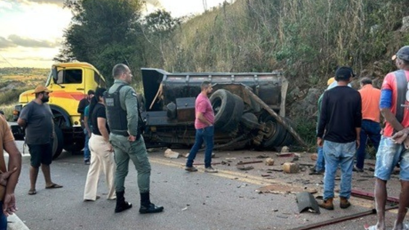 Colisão entre carreta e caminhão em Santa Cruz da Baixa Verde deixa dois mortos
