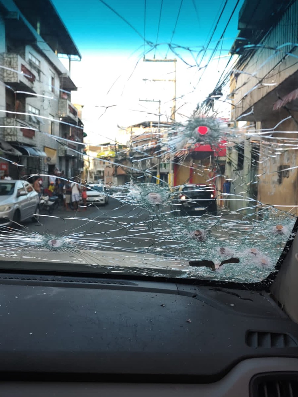 Imagem da parte de dentro d viatura que ficou com para-brisa quebrado por causa dos disparos, em Salvador — Foto: Redes Sociais