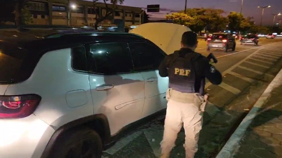 Motorista alegou que o carro era de um amigo. — Foto: PRF/Reprodução
