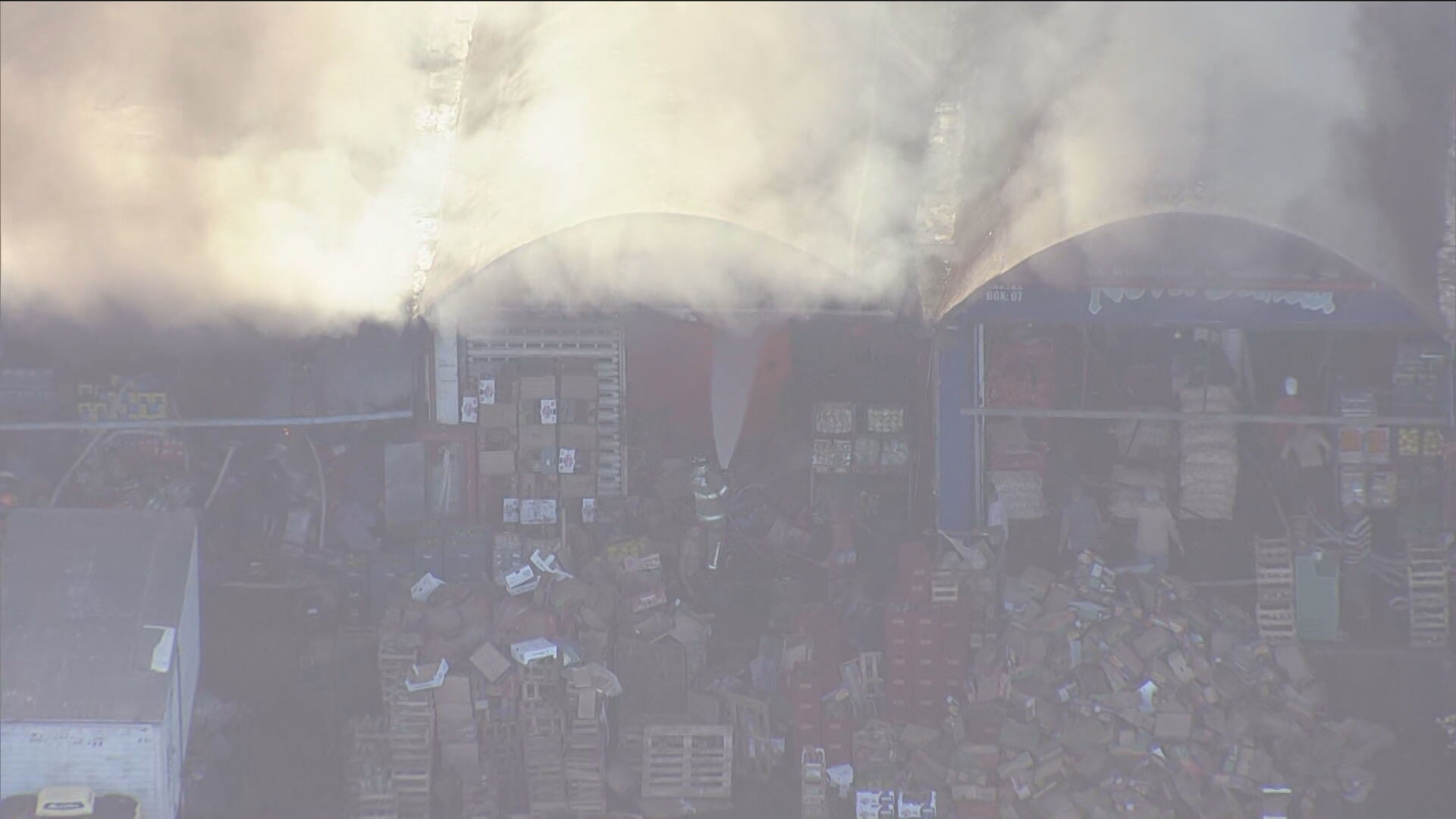 Incêndio atinge pavilhão da Ceasa, na Zona Norte do Rio