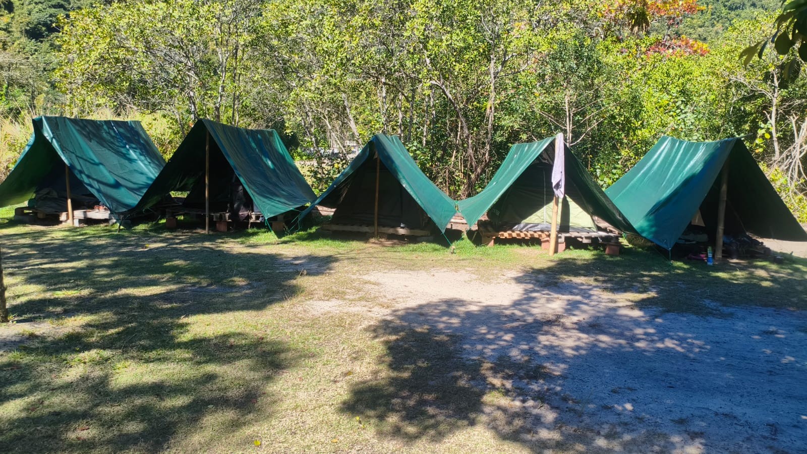 Polícia Ambiental identifica barracas de camping em área de preservação permanente após denúncia em Paraty