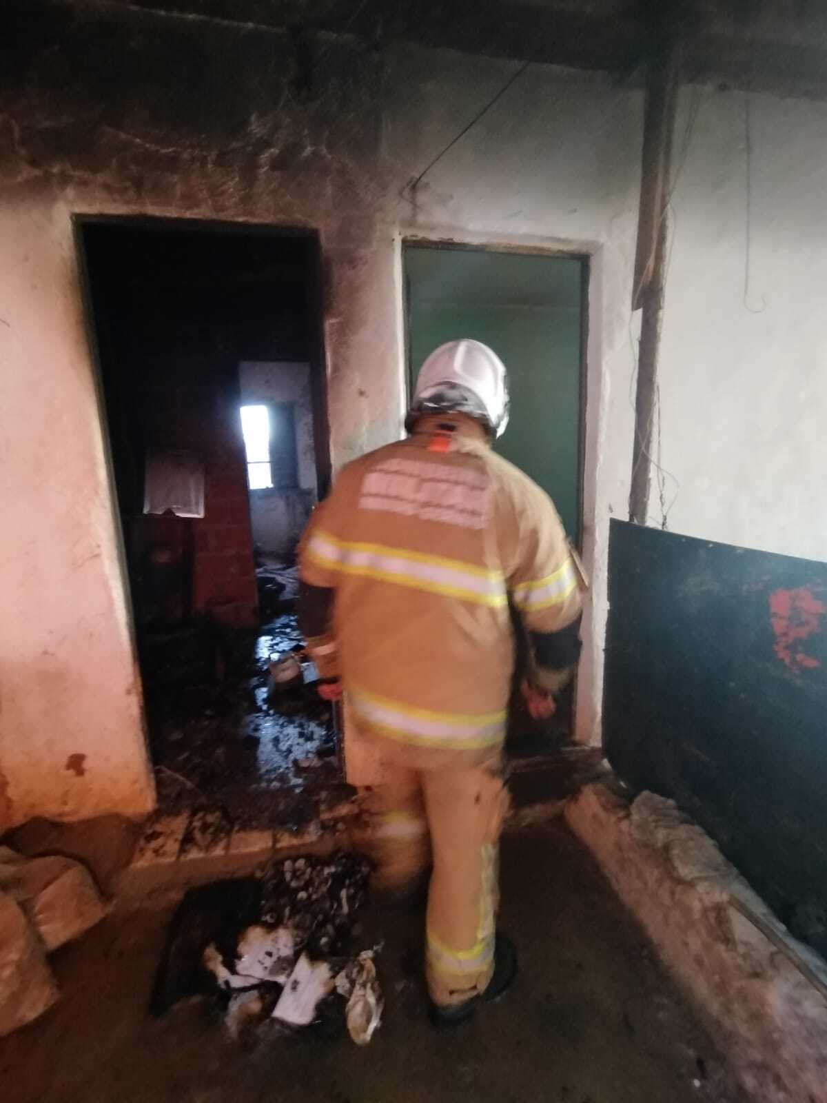 Homem adormece com cigarro aceso e acorda com casa em chamas em Juiz de Fora 