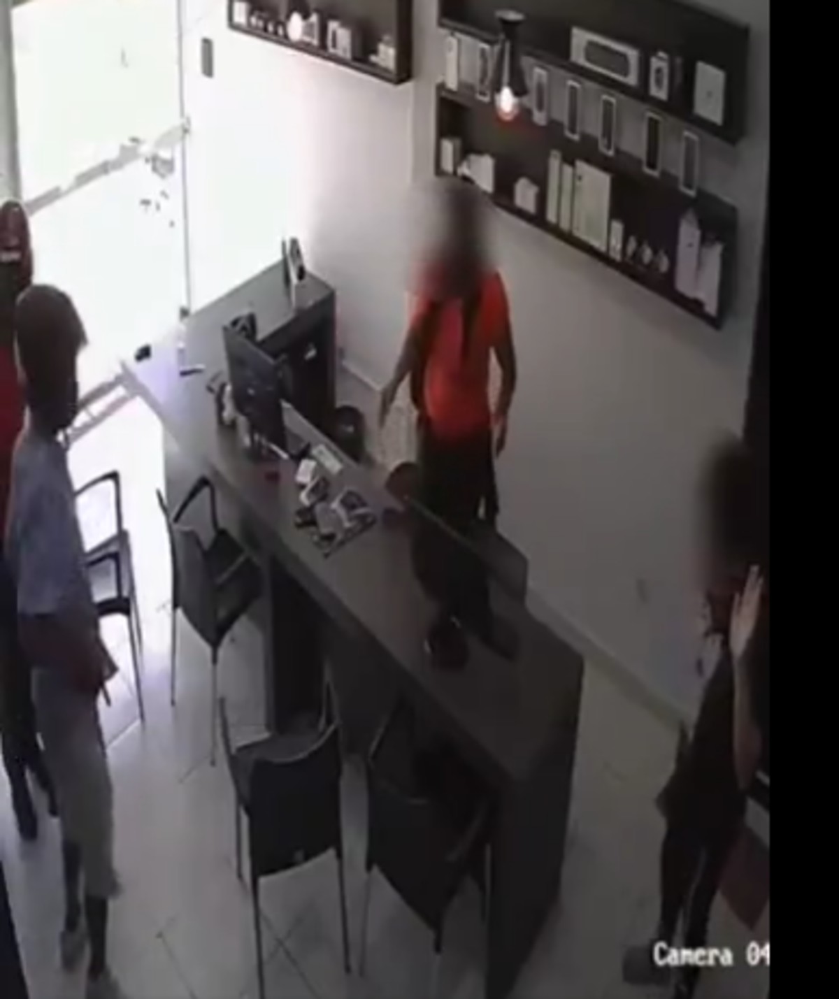 VÍDEO: Criminosos armados assaltam loja de celulares e deixam vítimas trancadas em Montes Claros