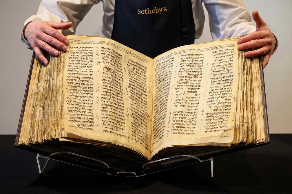 Primeira Bíblia impressa em inglês será leiloada por £ 35.000, pastor em  inglês tradutor 