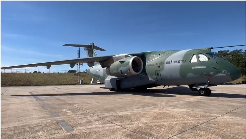 
Avião de carga da FAB começa a levar nesta terça ao PR urnas funerárias com corpos de vítimas do acidente aéreo em SP