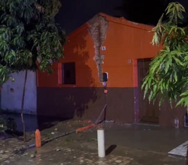 Raio atinge casa durante chuva no interior do RN