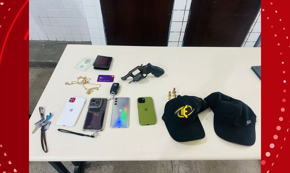 Dupla é presa após roubo e sequestro relâmpago de subtenente do Corpo de Bombeiros em Lauro de Freitas — Foto: PM