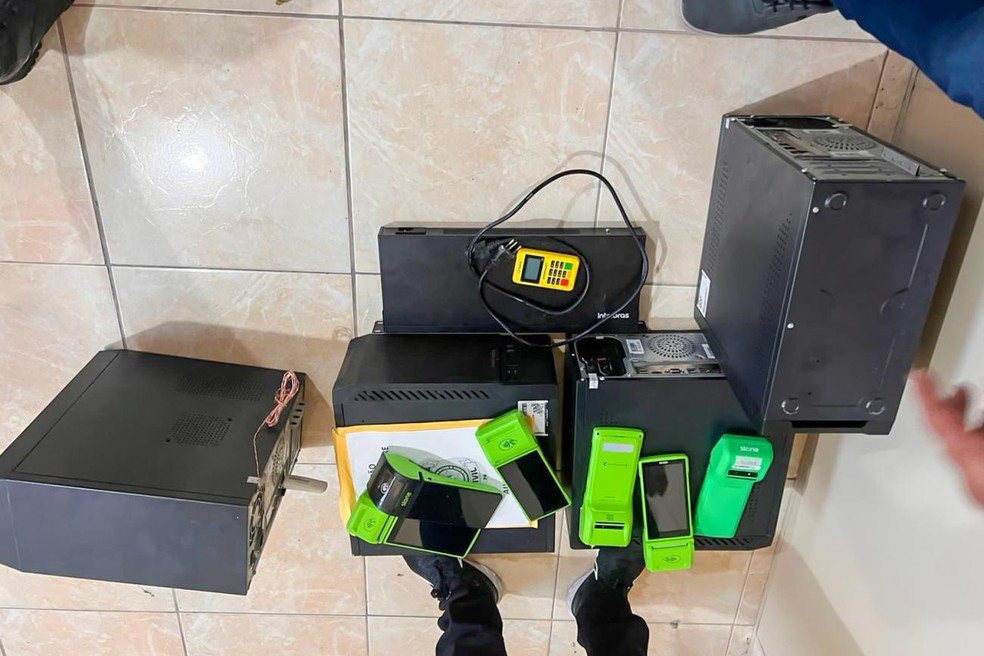 'Operação Truque de Mestre' - Polícia apreende equipamentos eletrônicos, máquinas de cartão, na casa de influenciadores no Pará. — Foto: Reprodução / Agência Pará