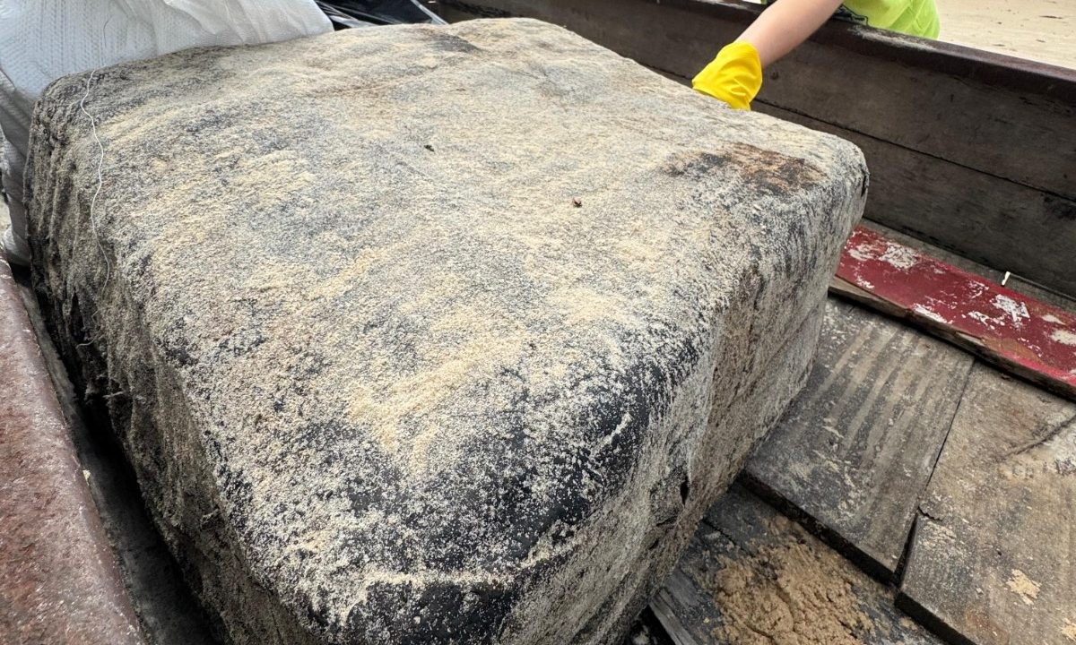 Fardo de borracha é achado em praia turística da Bahia; material é igual a carga de navio nazista afundado há 81 anos 