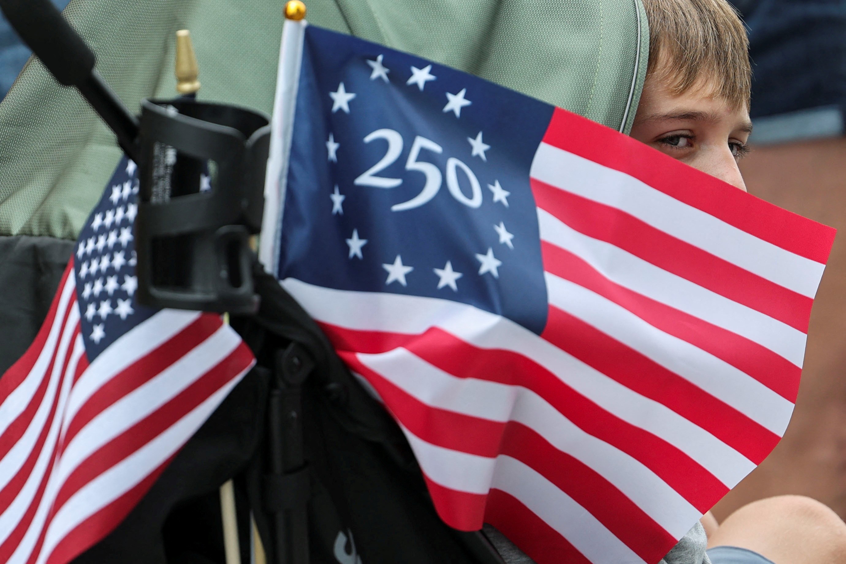 Trump participa de desfile militar no dia de seu 79º aniversário e em meio a protestos em todo o país